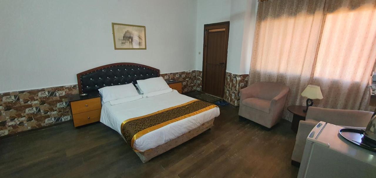 Crystal Hotel فندق كريستال Nablus Eksteriør billede